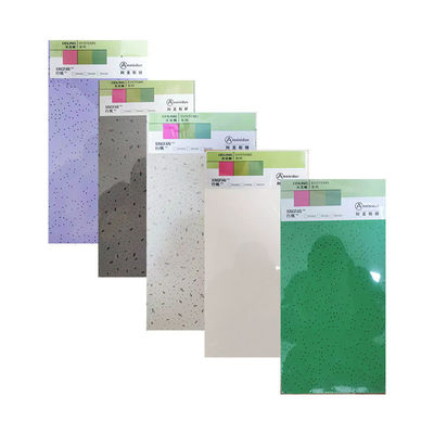 Quadratische Deckenplatten aus Mineralwolle für moderne Innenarchitektur und Schalldämpfung