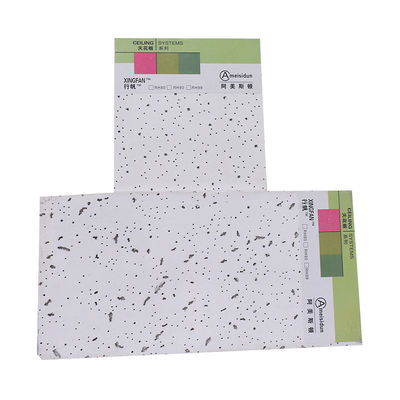 Quadratische Deckenplatten aus Mineralwolle für moderne Innenarchitektur und Schalldämpfung