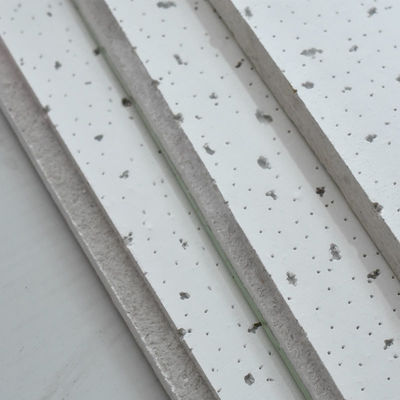 Deckenplatten aus Mineralwolle 600x600mm 10mm Dicke Akustische Deckenfliesen Gitter
